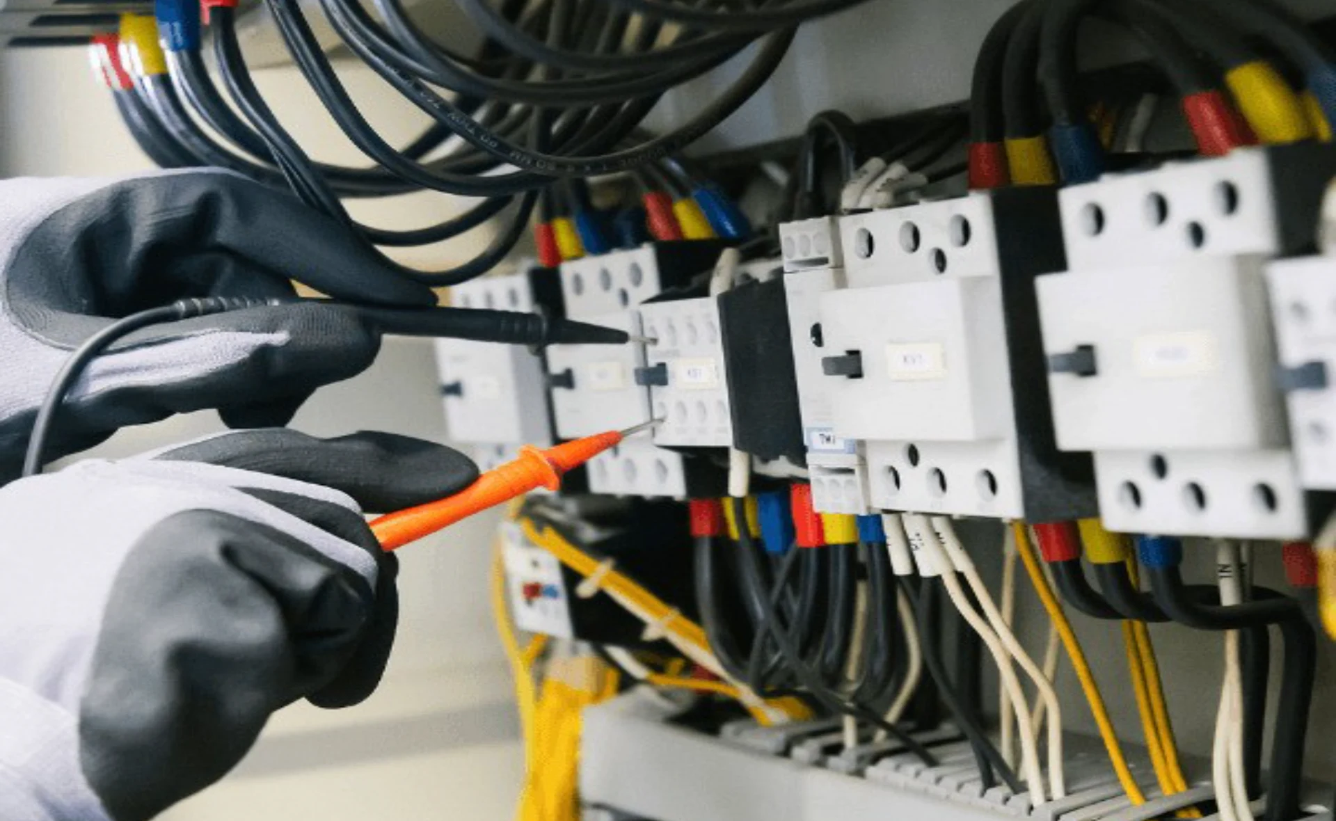 Comprobación de un cuadro eléctrico con un multímetro